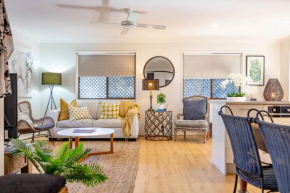 Teak Street Retreat - Ultimate Comfort Steps to Maleny Main Street